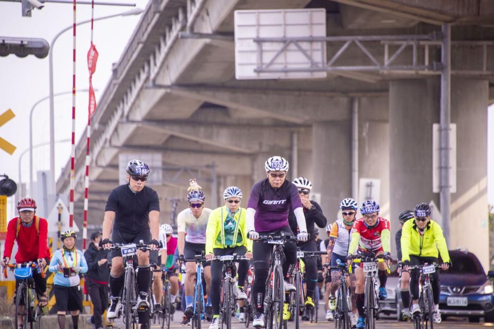 今（28日）為二二八74周年，台北市長柯文哲等人騎自行車，於凌晨0點50分從台北市關渡宮出發，挑戰「一日北高」。   圖：北市府提供