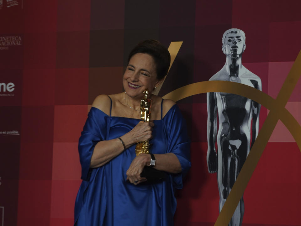 La actriz Diana Bracho con su premio Ariel de Oro a la trayectoria en la 64a entrega del Premio Ariel del Cine Mexicano en la Ciudad de México el 11 de octubre de 2022. (Foto AP/Marco Ugarte)
