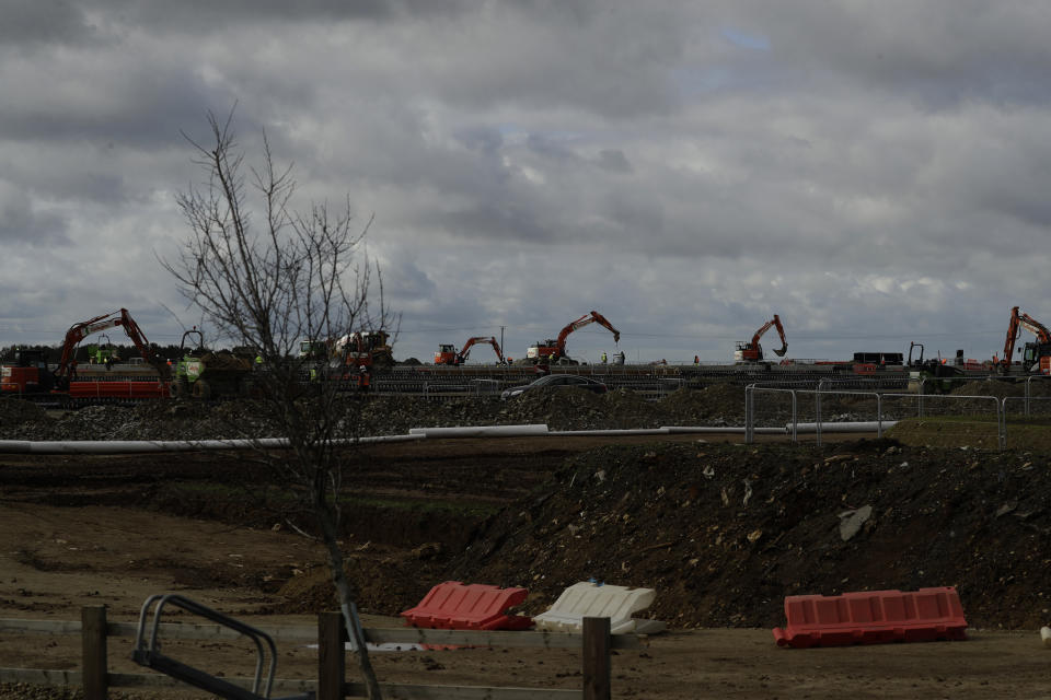 Las obras para construir un puesto fronterizo tras el Brexit, en un terreno antes vacío entre las poblaciones de Mersham y Sevington en el condado de Kent, en el sureste de Inglaterra, el martes 6 de octubre de 2020. tEn la región conocida como el Jardín de Inglaterra, el Brexit está cobrando forma a través de centros e instalaciones aduaneras para sorpresa de los vecinos. (AP Foto/Matt Dunham)