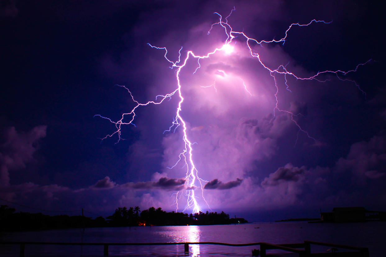 I achieved it! After more than 400 shots trying to get a picture (seriously) and two nights of sleeplessness, the lightning shone before the eyes of the entire travel group, I tell you a little about this photo: We were on a platform delighting us with so much activity in the skies, that day we were super exhausted, we had distributed during the day more than 280 kilos of help to the people of the town of Ologa with @ManosalaObraPorVenezuela, mounted on a palafito boat by palafito before the inclement Zulian sun, we had a conversation that night with @alanhighton about how he had seen that on many occasions lightning bolts connected spiritually with people, in the middle of that conversation the most incredible ray that our eyes saw during the nights we were in Ologa fell and my camera caught it at the time perfect, when reviewing the shots and seeing this picture the joy did not fit in our chest, the celebration was throughout the night, the best guide from Catatumbo @alanhighton I do not hesitate to tell us: 