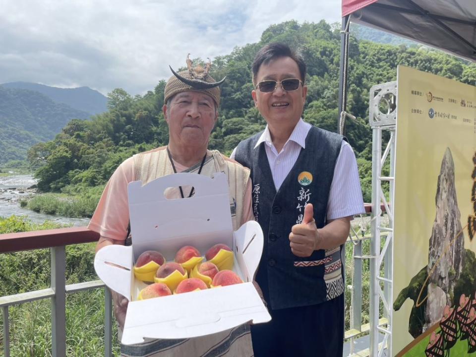 玉峰村頭目尤命哈用（左）和新竹縣原民處長雲天寶（右）為尖石五月桃行銷祈福。（記者彭新茹攝)