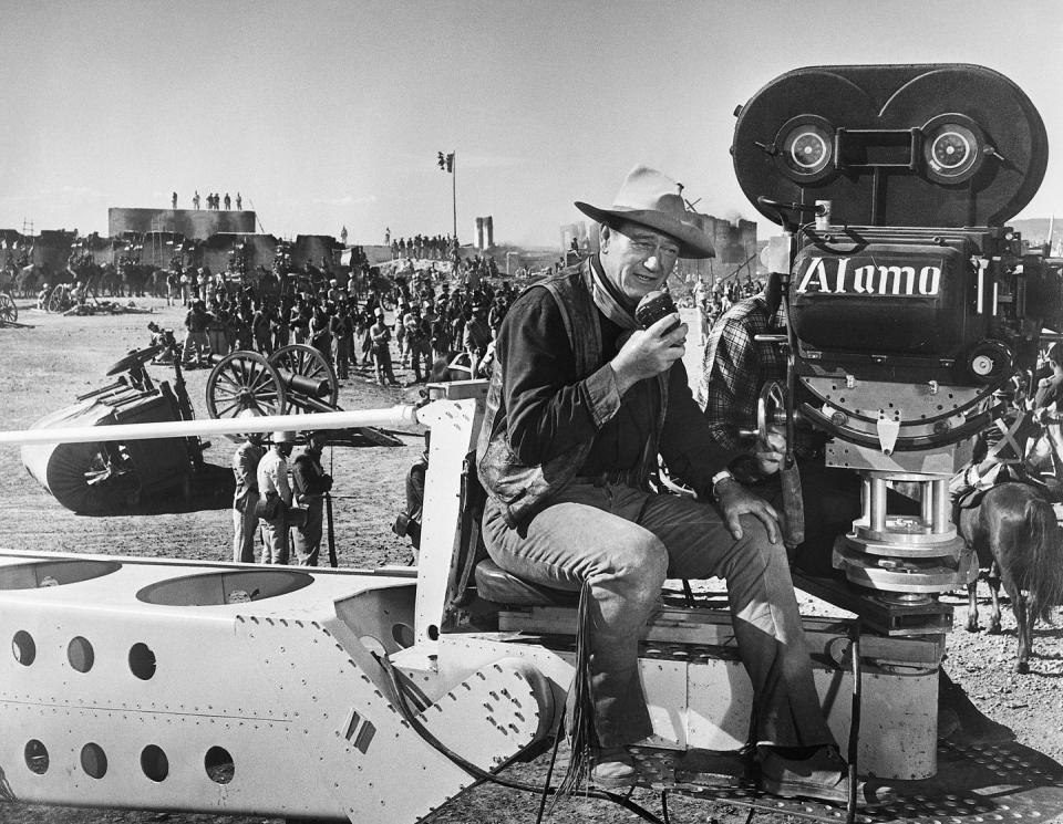 john wayne directing while filming the alamo