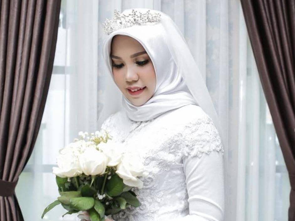 Syari kept a promise to take wedding photos in the event her fiancé could not attend their nuptials (Intan Syari/Instagram)