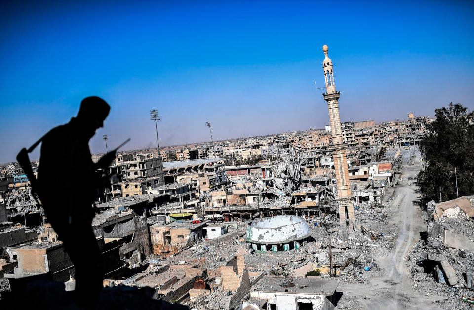 <p>A member of the Syrian Democratic Forces (SDF), backed by US special forces, talks on the radio near Raqa’s stadium as they clear the last positions on the frontline on Oct. 16, 2017 in the Islamic State (IS) group jihadists crumbling stronghold. (Photo: Bulent Kilic/AFP/Getty Images) </p>