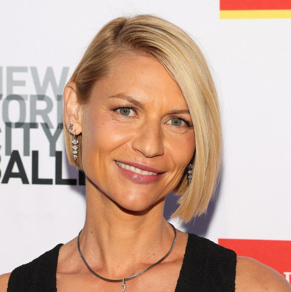 Claire Danes smiling and with a hairstyle that is a straight asymmetrical bob