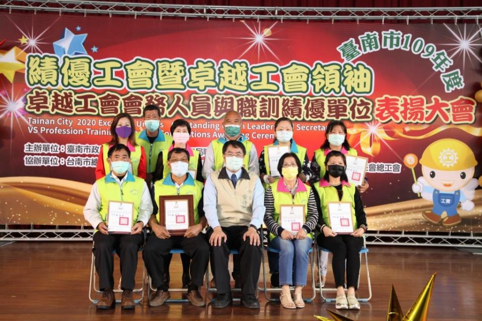 台南市金屬建築結構及零組件製造職業工會，參與弱勢房屋修繕，接受市長黃偉哲（第一排中間）表揚。