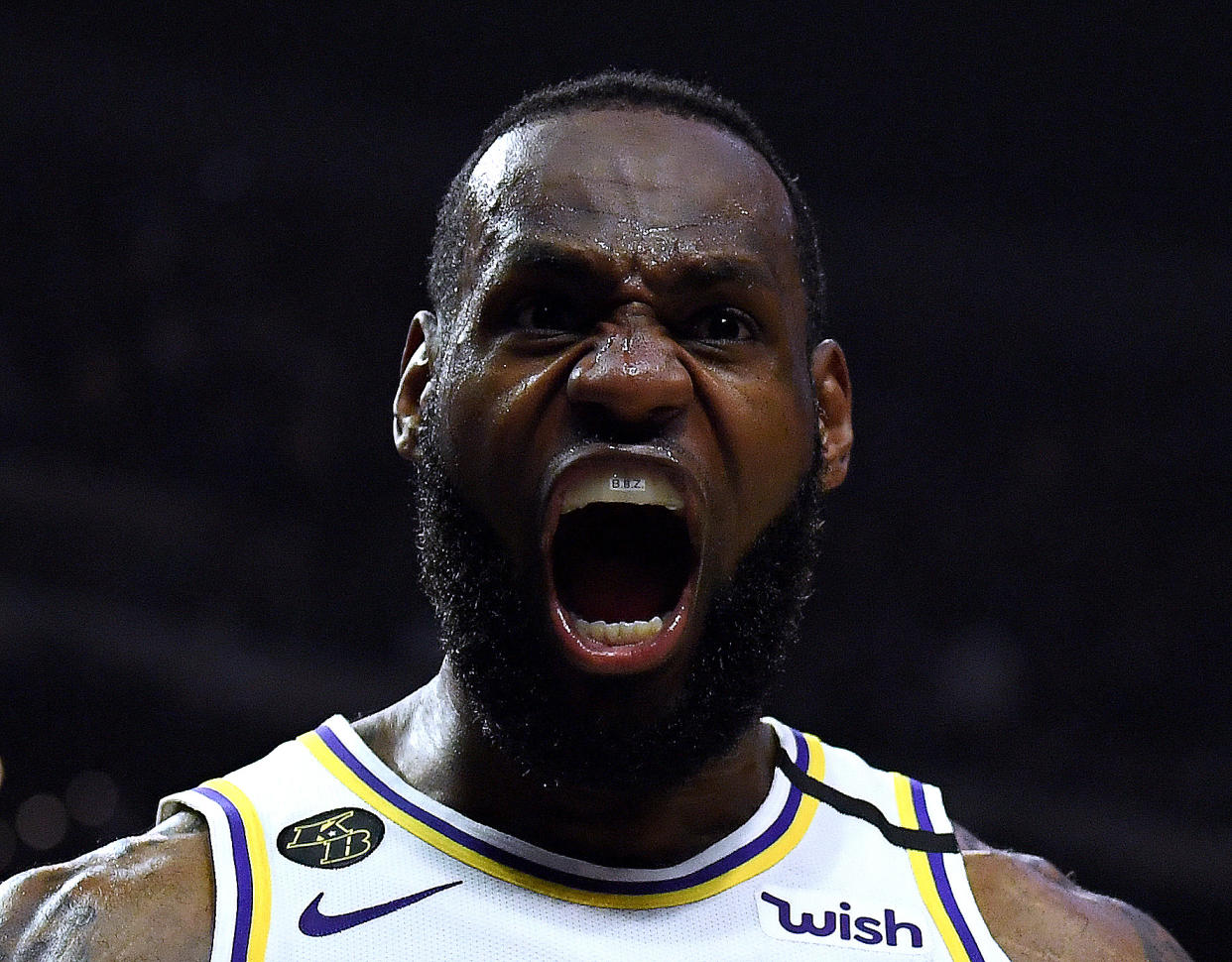 LeBron James gesticula durante un partido de baloncesto de Los Ángeles Lakers.