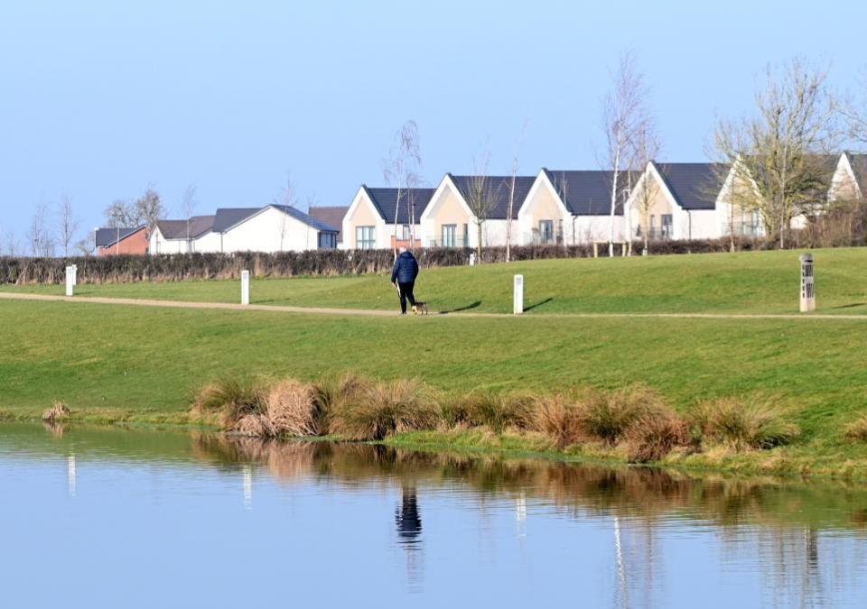 Anunciante de Swindon: Mucha gente pasea a sus perros por Tadpole Garden Village.