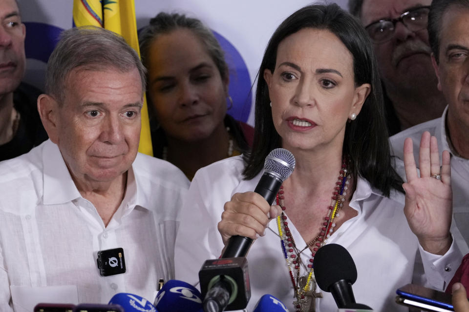 La líder opositora María Corina Machado y el candidato presidencial Edmundo González dan una conferencia de prensa después de que las autoridades electorales declararan al presidente Nicolás Maduro ganador de las elecciones presidenciales en Caracas, Venezuela, el lunes 29 de julio de 2024. (AP Foto/Matías Delacroix)