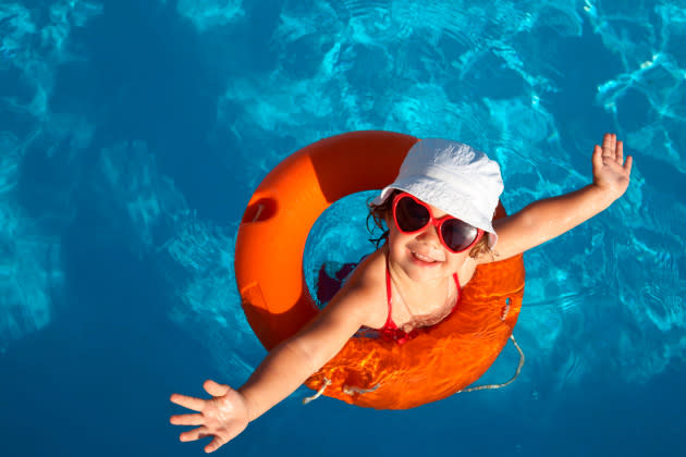 Schwimmvereine wie der DLRG raten Eltern, ihre Kinder früh mit dem Element Wasser vertraut zu machen: Baby- und Säuglingsschwimmen geht ab vier Monaten. Für Kinder zwischen einem und vier Jahren gibt es Wassergewöhnungskurse. Das ideale Alter für den Schwimmstart wird zwischen fünf und acht Jahren angegeben.