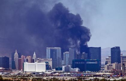 Smokes billows in Las Vegas. (Photo: Steve Marcus/Las Vegas Sun via AP)