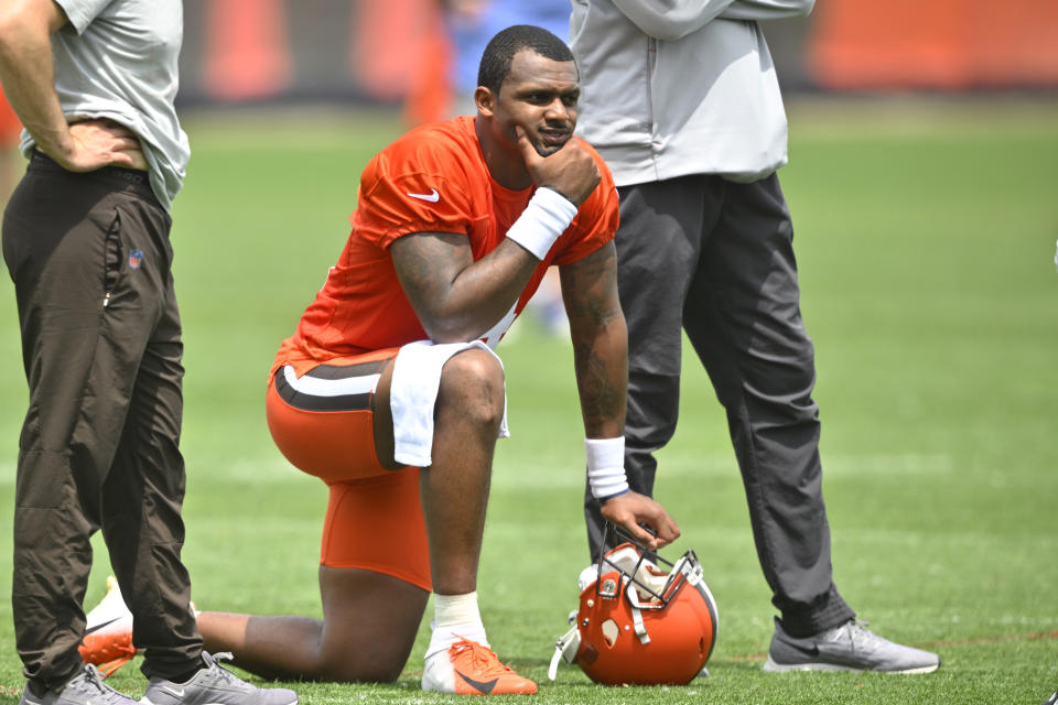 ARCHIVO - El quarterback Deshaun Watson, de los Browns de Cleveland, observa las acciones durante una sesión de entrenamiento, el 8 de junio de 2022, en Berea, Ohio. (AP Foto/David Richard, archivo)