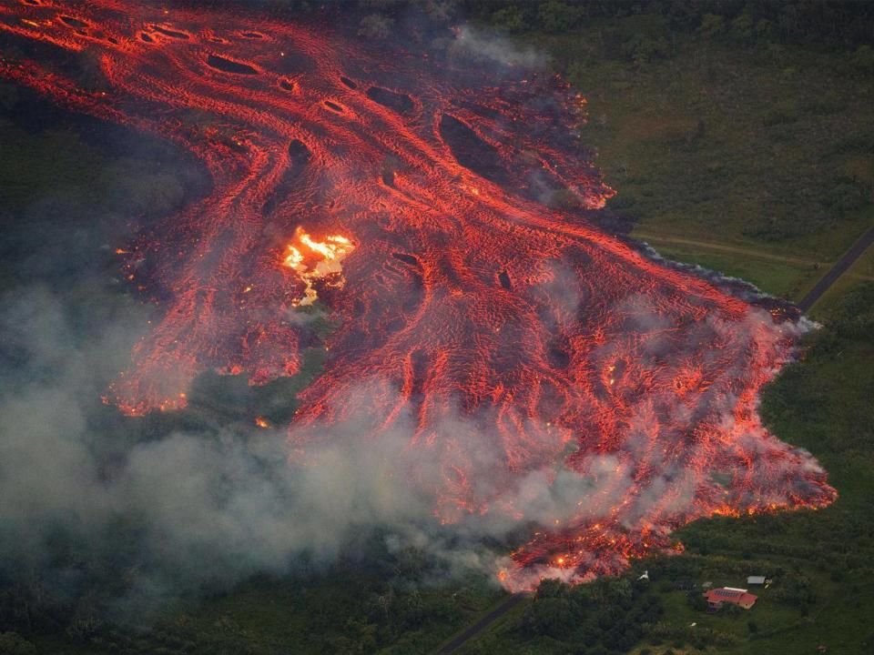 Lava steams are threatening to cut of evacuation routes on Hawaii's Big Island (EPA)