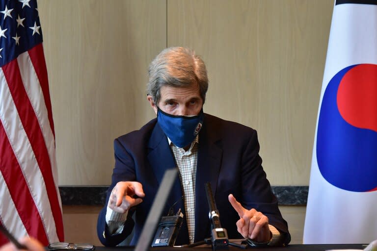 Esta foto tomada el 18 de abril de 2021 y proporcionada por la embajada de Estados Unidos en Seúl muestra al Enviado Presidencial Especial de Estados Unidos para el Clima, John Kerry, hablando durante una conferencia