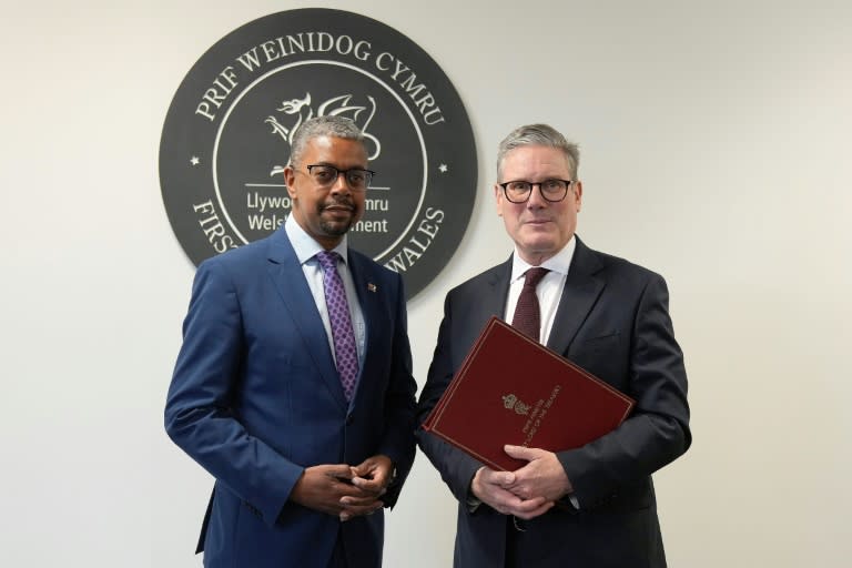 El primer ministro británico, Keir Starmer, junto al ministro principal de Gales, Vaughan Gething (izq.), el 8 de julio de 2024 en la Asamblea Galesa, en Cardiff (Alastair Grant)