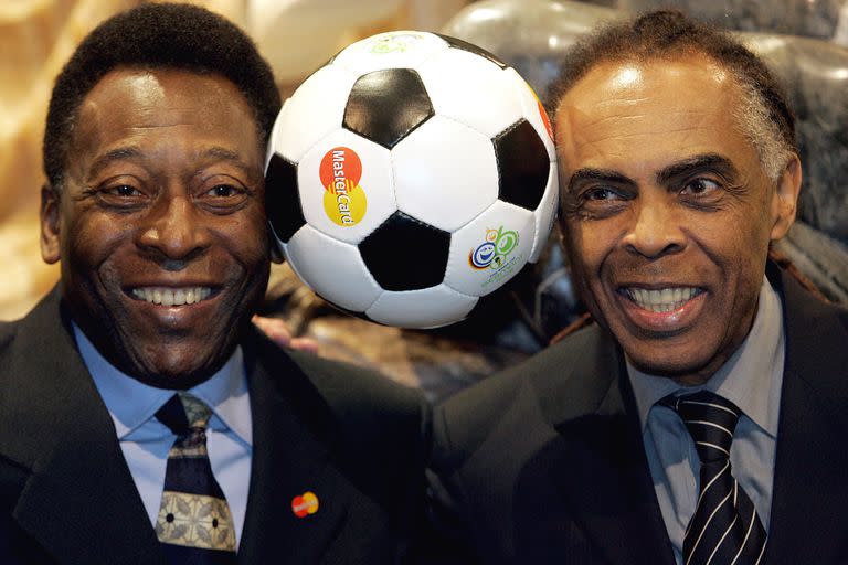 Pelé posa con el músico brasileño y ministro de Cultura Gilberto Gil, durante una presentación en Leipzig en la víspera del sorteo final de la Copa Mundial de Fútbol de 2006 de la FIFA.