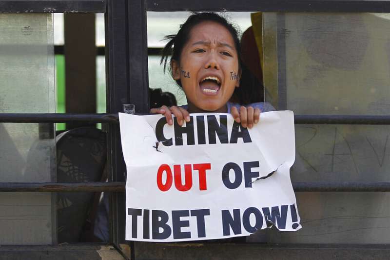 <cite>流亡藏人在印度新德里抗議，高呼中國立刻滾出西藏。（資料照，美聯社）</cite>