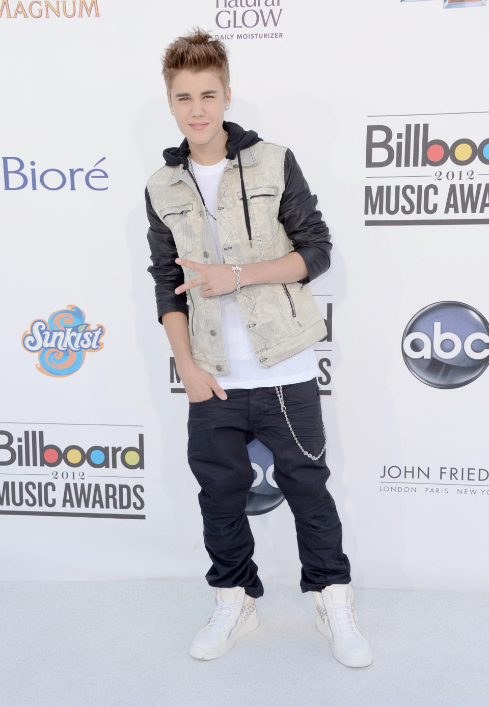 LAS VEGAS, NV - MAY 20: Singer Justin Bieber arrives at the 2012 Billboard Music Awards held at the MGM Grand Garden Arena on May 20, 2012 in Las Vegas, Nevada. (Photo by Frazer Harrison/Getty Images for ABC)