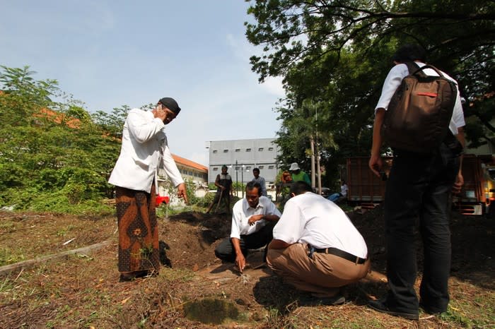 Inspection: Surakarta Mayor FX Hadi Rudyatmo monitored the excavation work. (