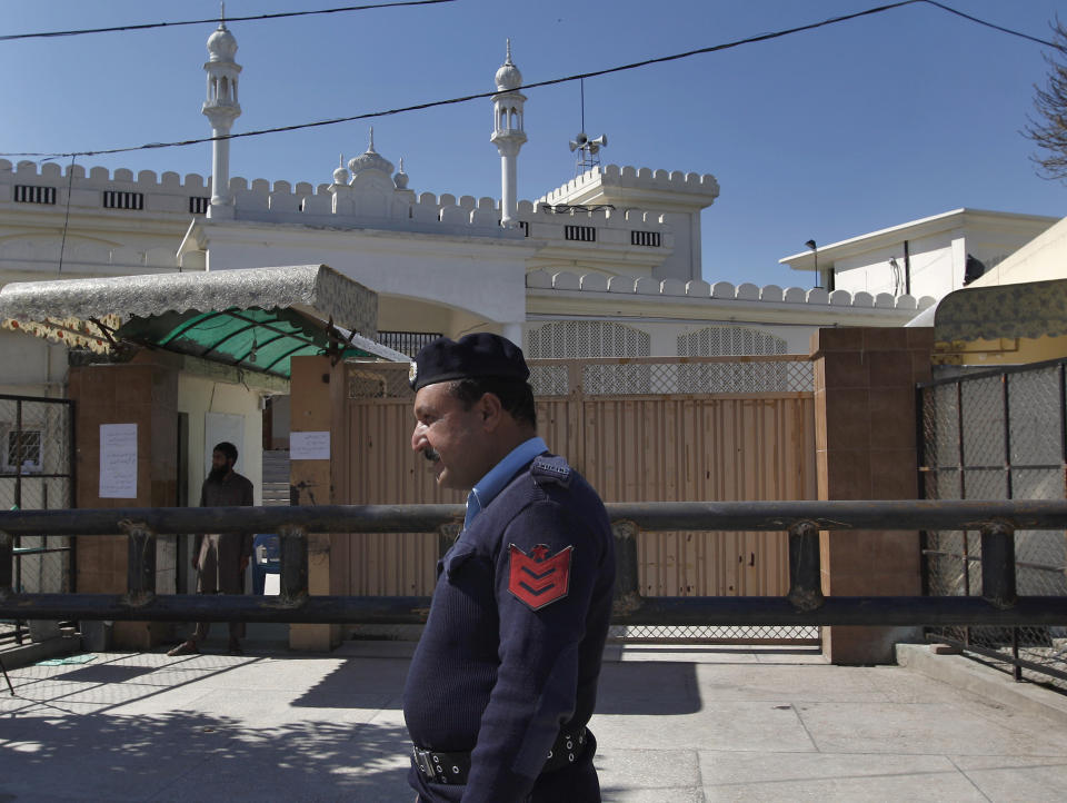 A Pakistani police officer stands guard outside a mosque belonging to a banned religious group in Islamabad, Pakistan, Wednesday, March 6, 2019. Pakistan on Wednesday continued a crackdown on seminaries, mosques and hospitals belonging to outlawed groups, saying the actions were part of the government efforts aimed at fighting terrorism, extremism and militancy. (AP Photo/Anjum Naveed)