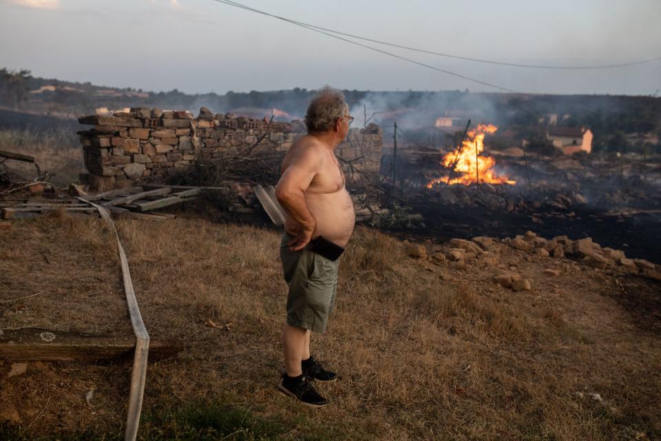 Ein Einheimischer blickt auf die Überbleibsel des Brandes in Losacio in Losacio, Zamora, Kastilien. - Copyright: picture alliance / abaca | Europa Press/ABACA