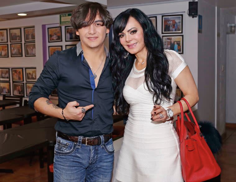 El cantante Julián Figueroa y su madre, la actriz Maribel Guardia.