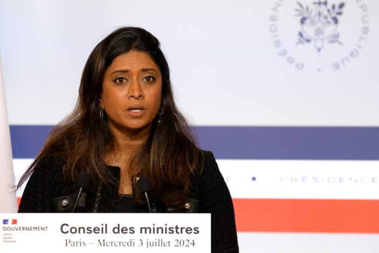 Vor der entscheidenden Runde der französischen Parlamentswahl mehren sich Akte der Gewalt. Regierungssprecherin Prisca Thevenot, die für die Parlamentswahl kandidiert, ist beim Plakatekleben angegriffen worden. (Ludovic MARIN)