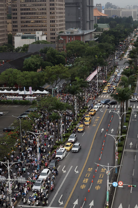 交通尖峰時刻立院周邊人車潮 立法院24日持續處理國會職權修法，將挑燈夜戰至午 夜。立院周邊道路自白天起陸續湧入人潮，傍晚交通 尖峰時刻路上車流量增加，集會會場一帶也擠滿群 眾。 中央社記者趙世勳攝  113年5月24日 