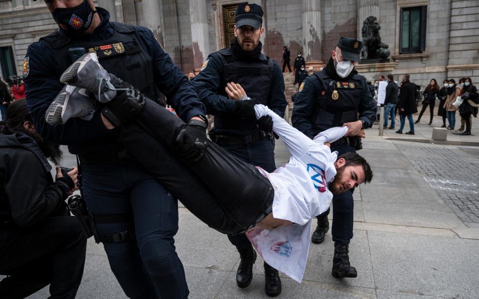 Policía en Madrid sacando a un activista - Marcos del Mazo/LightRocket via Getty Images