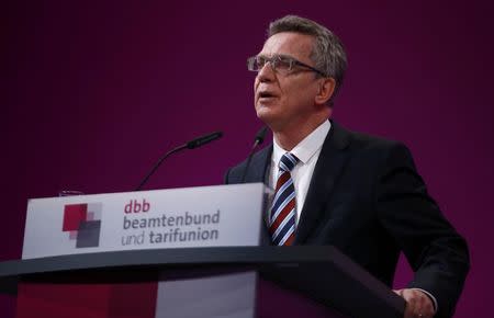 German Interior Minister Thomas de Maiziere delivers a speech during a meeting of German government workers union (Deutscher Beamtenbund (dbb)) in Cologne, Germany January 11, 2016. REUTERS/Wolfgang Rattay