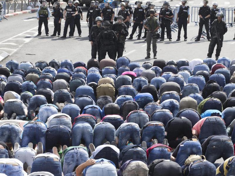 Schwer bewacht: Gläubige Juden beim Freitagsgebet in Jerusalem. Foto: Abir Sultan