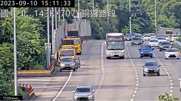 112年9月10日國1南向銅鑼路段故障車車主拒絕已到場的特約拖救車，且下車推車影響自身安全。（圖：高公局提供）