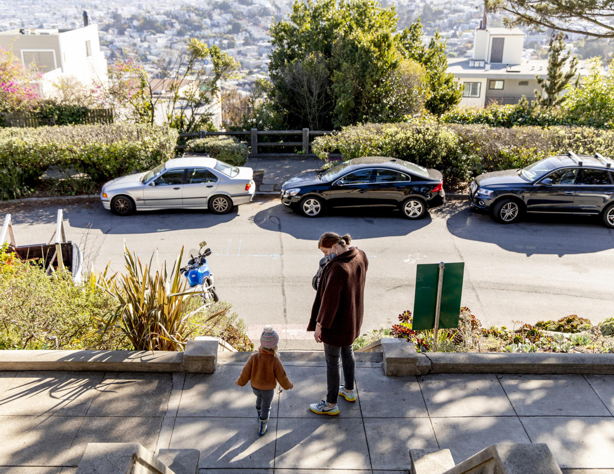 Alice McGraw, de 2 años, con su madre en San Francisco, el 25 de noviembre de 2020. (Cayce Clifford/The New York Times).