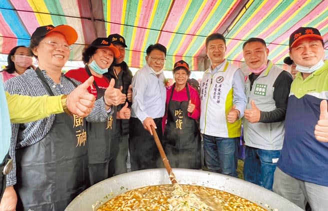 屏東萬丹紅豆牛奶節25日登場，現場也依照傳統舉辦「飯湯」比賽，縣長潘孟安看到琳瑯滿目的飯湯，忍不住口水直流。（謝佳潾攝）