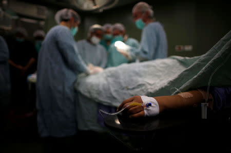 A wounded Palestinian undergoes a surgery performed by British vascular surgeon John Wolfe, who was invited to Gaza by the International Committee of the Red Cross (ICRC), in the operating room in a hospital in Gaza City April 25, 2018. REUTERS/Suhaib Salem