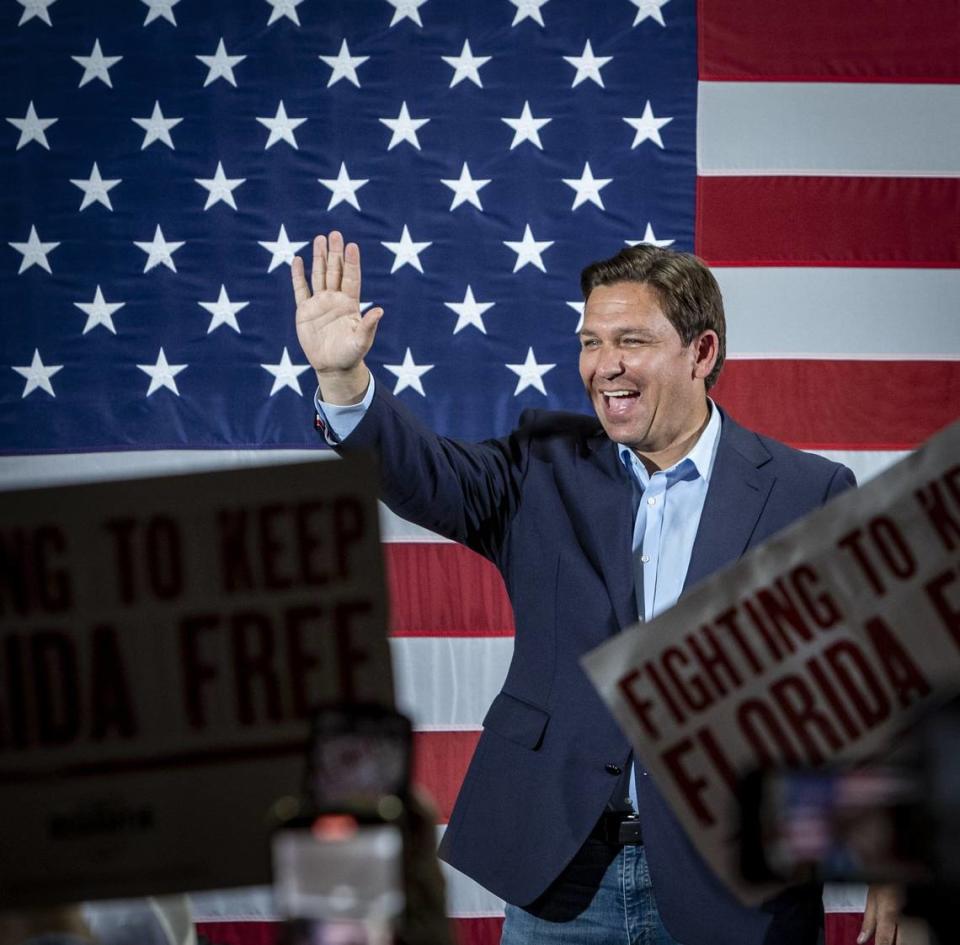 El gobernador Ron DeSantis durante un acto de campaña en Hialeah el 7 de noviembre de 2022. El gobernador republicano se reeligió el martes con una amplia ventaja sobre su rival, el demócrata Charlie Crist.