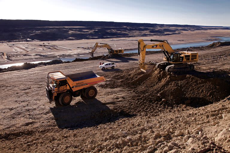 Movimiento de suelo y trabajos de obra en las márgenes del Río Santa Cruz. Allí se construirá la Represa Cóndor Cliff