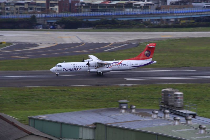 20150205-SMG0045-007-復興航空ATR 72-600客機(讀者提供).jpg