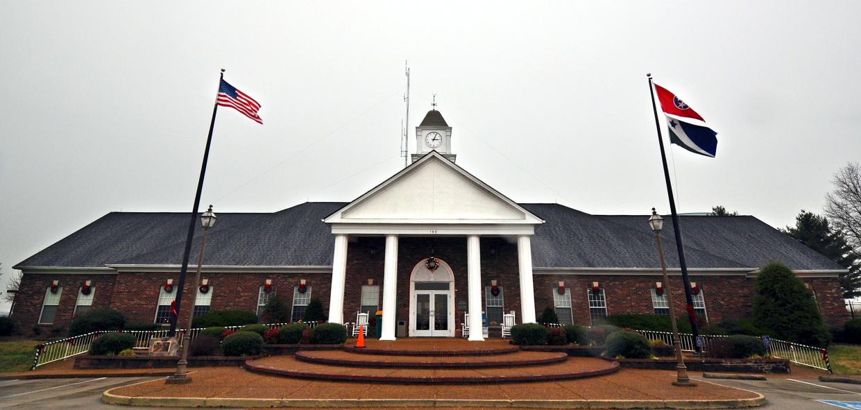 Spring Hill City Hall is located at 199 Town Center Parkway. The building houses local government offices, including the local police department and holds government meetings.