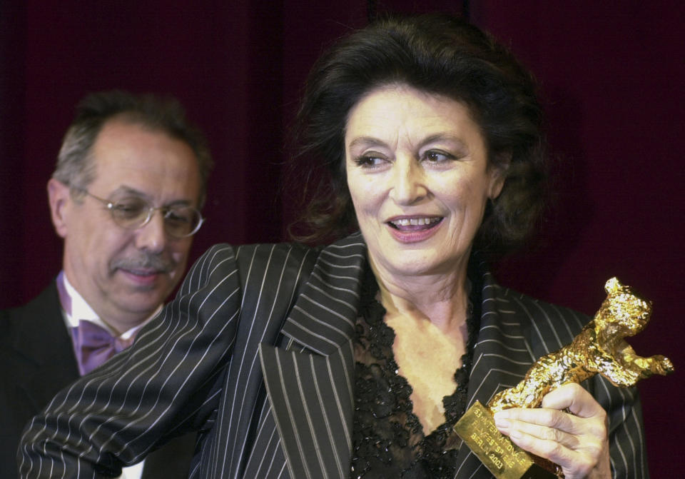 ARCHIVO - La actriz francesa Anouk Aimée sostiene su Oso de Oro a la trayectoria en la 53a edición del Festival de Cine de Berlín el 13 de febrero de 2003. Aimée, galardonada con el Globo de Oro por "Un homme et une femme" del legendario director francés ha muerto, dijo su agente el martes. Tenía 92 años. (Foto /Sven Kaestner, archivo)