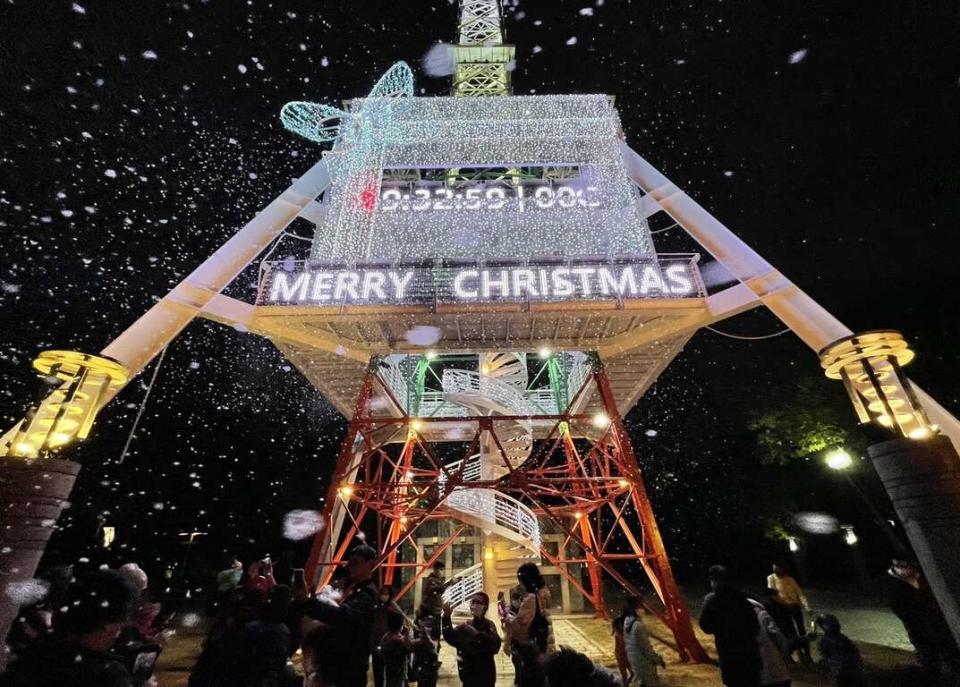 高雄市觀光局表示，第二波聖誕活動由各大百貨商場接力上陣，各業者均打造主題活動及大型聖誕樹，以搶奪聖誕商機。（記者吳文欽攝）