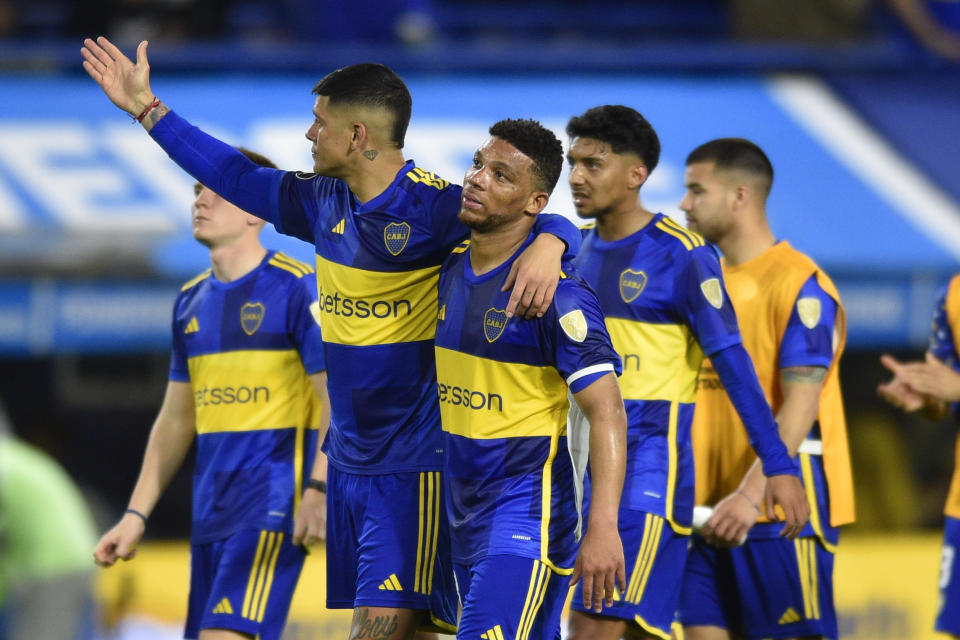 Los jugadores de Boca Juniors de Argentina se retiran de la cancha tras el final del partido contra Palmeiras de Brasil en la ida de las semifinales de la Copa Libertadores, el jueves 28 de septiembre de 2023, en Buenos Aires. (AP Foto/Gustavo Garello)