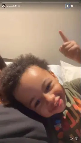 <p>Cardi B/Instagram</p> El hijo de Cardi B, Wave, levanta adorablemente el dedo mientras le dice a su madre que pronto cumplirá "dos" años.