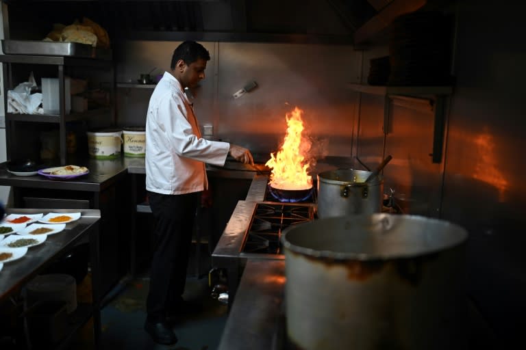 Chef Zaf Hussein cooks a dish of tilapia in the restaurant "youths"there is chance "Balti triangle" BIRMINGHAM, central England, on June 7, 2023 (OLI SCARFF)