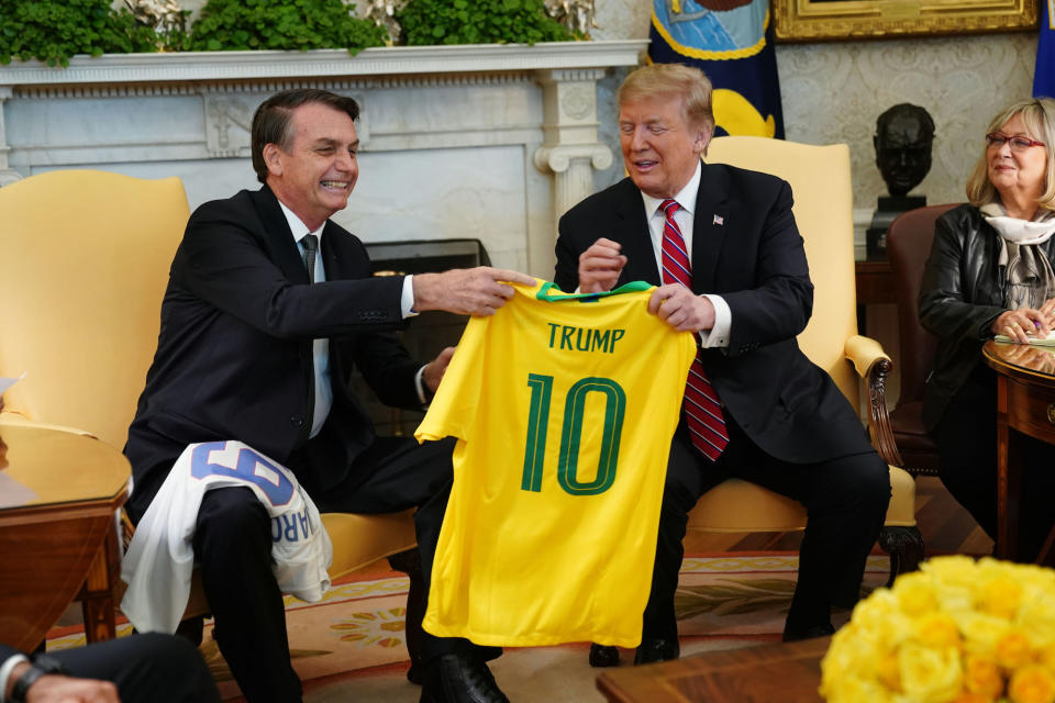 Donald Trump und Jair Bolsonaro tauschen Trikots ihrer Nationalteams aus. (Bild: Getty Images)