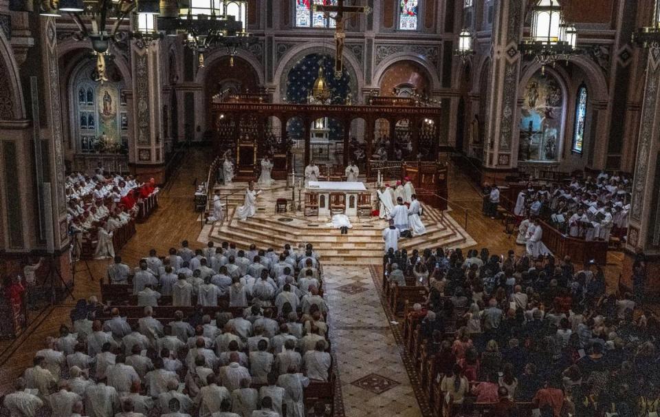 El obispo auxiliar Rey Bersabal se postra ante el altar el viernes, durante su ceremonia de ordenación.