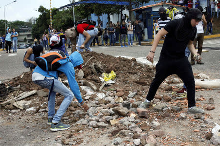 Demonstrators collect stones as they clash with riot police during a protest against Venezuelan President Nicolas Maduro's government in San Cristobal, Venezuela April 5, 2017. REUTERS/Carlos Eduardo Ramirez