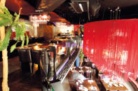  用餐空間以紅黑2色為主，天花板垂吊下來的流蘇大燈，氣勢十足。 