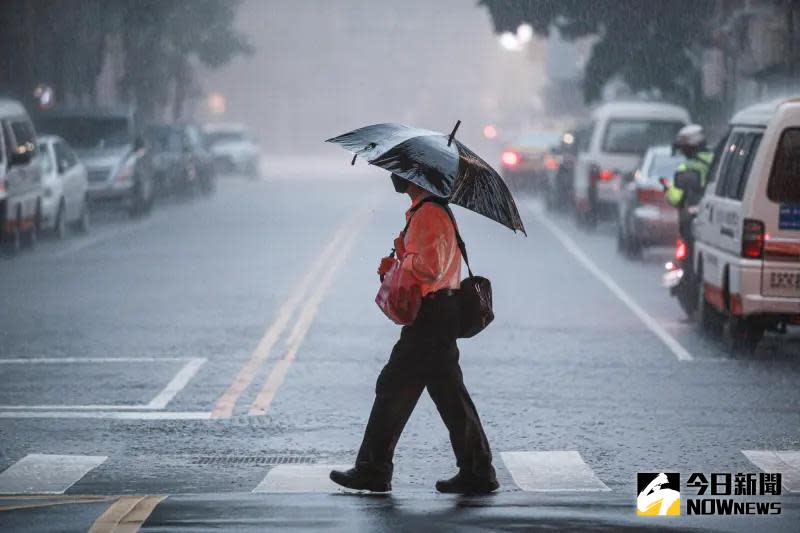 ▲小犬颱風預估路徑將會在台東南端至恆春一帶登陸，國內保險業者也啟動保戶關懷措施。（示意圖／資料照，記者葉政勳攝）