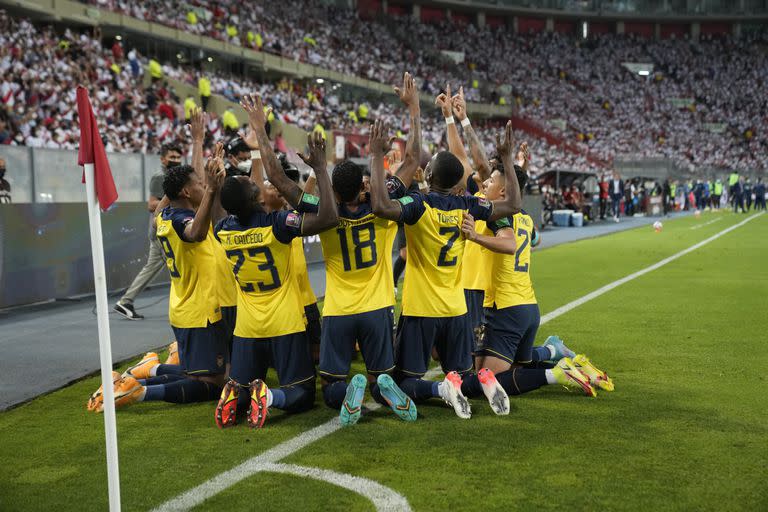 Los jugadores de Ecuador celebran tras un gol en las eliminatorias del Mundial de Qatar 2022